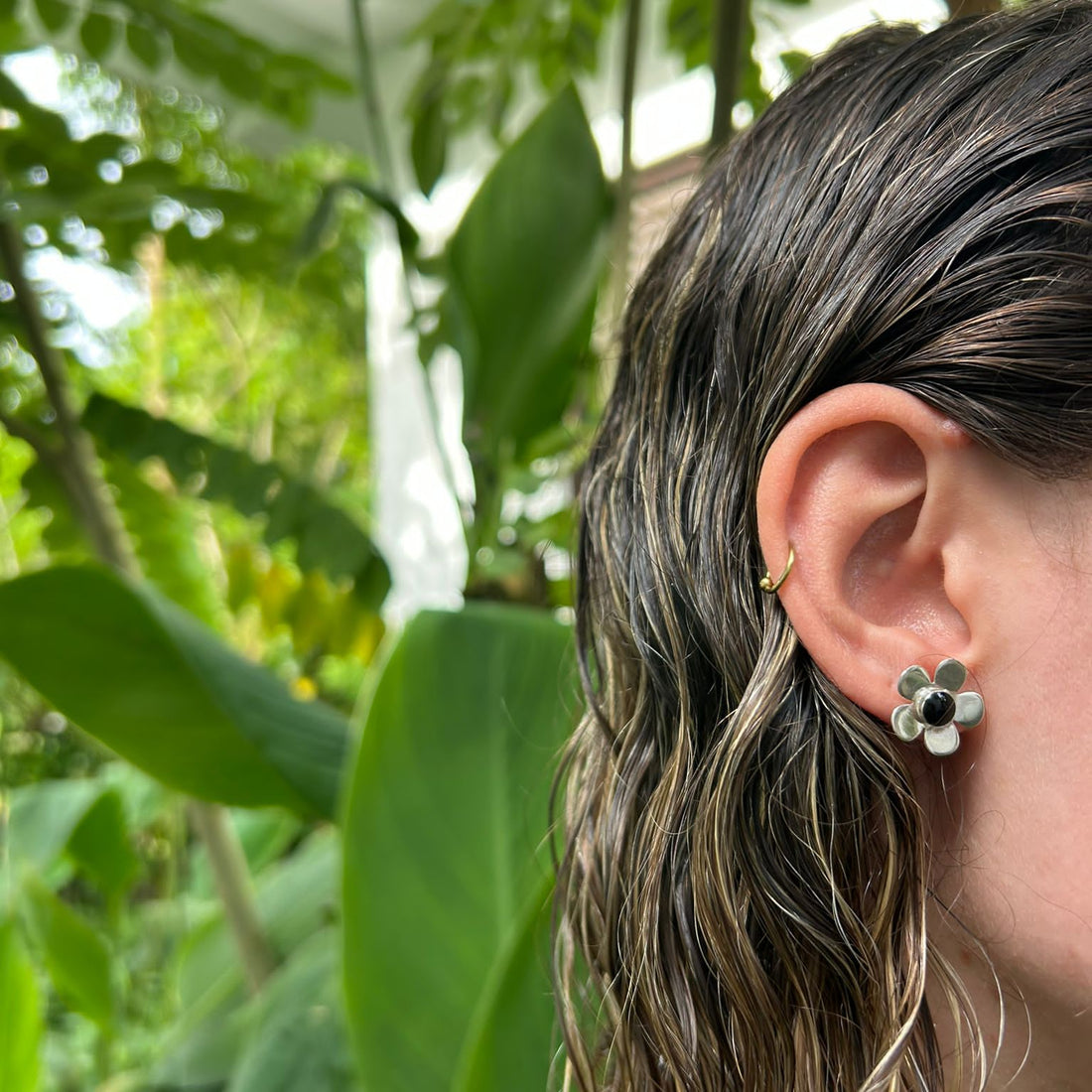 עגילי מיני פלורה אוניקס